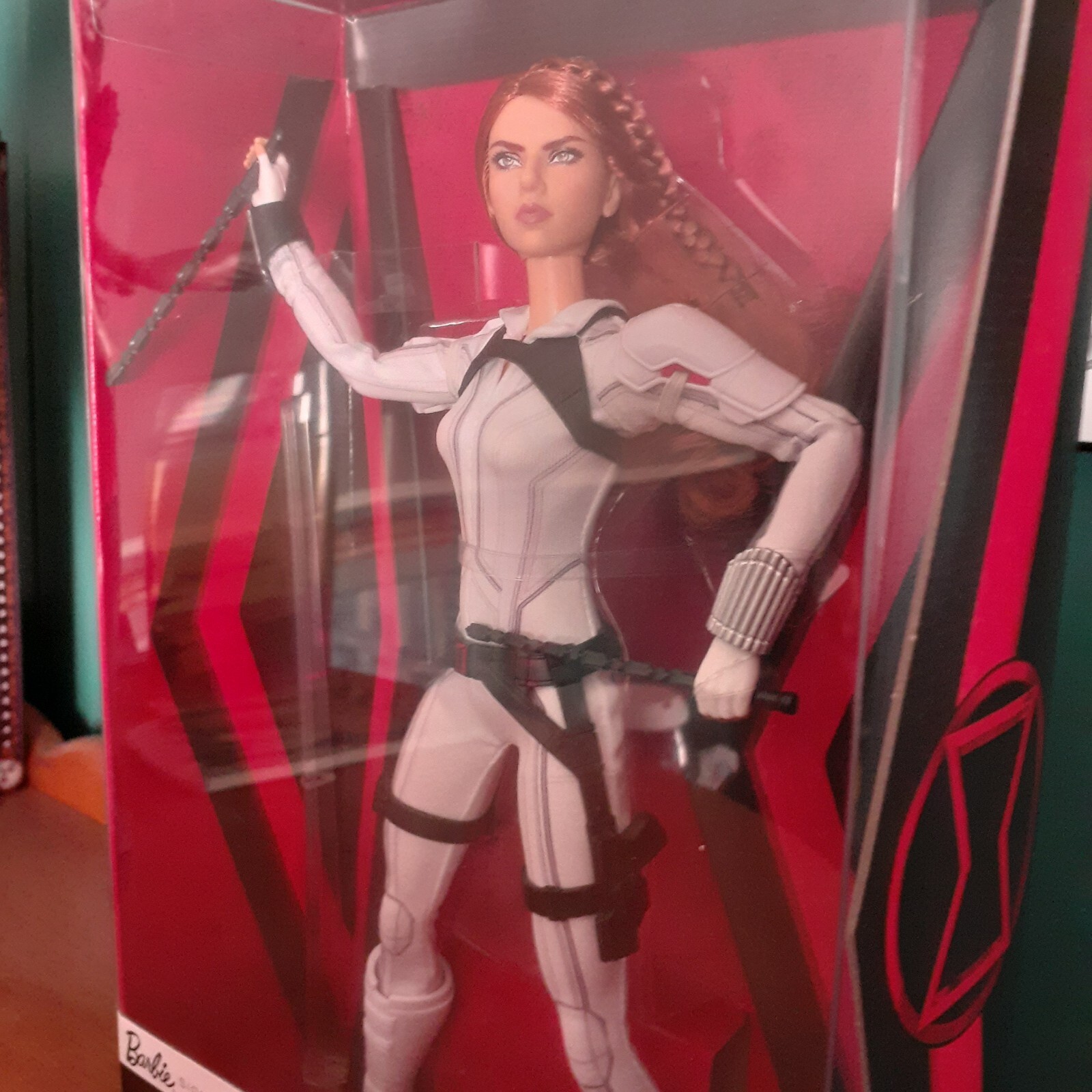 Barbie Signature Marvel Black Widow Puppe – Mit Weißem Anzug & Zubehör