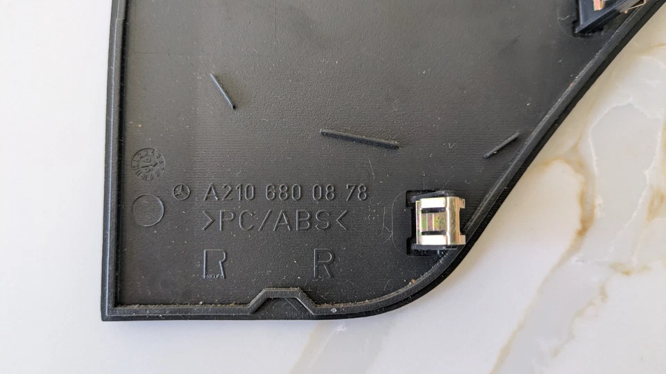 Cubierta del panel de ajuste de caja de fusibles Mercedes-Benz 2106800878 E300 E320 E420 E430 E55 OEM Foto 3 de 3