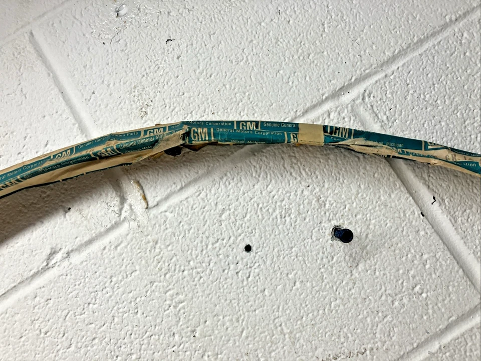 New OEM GM RH Rear Wheel Well Trim Molding 20495107 1982-1987 Buick Regal (SR23) - Image 4 of 4