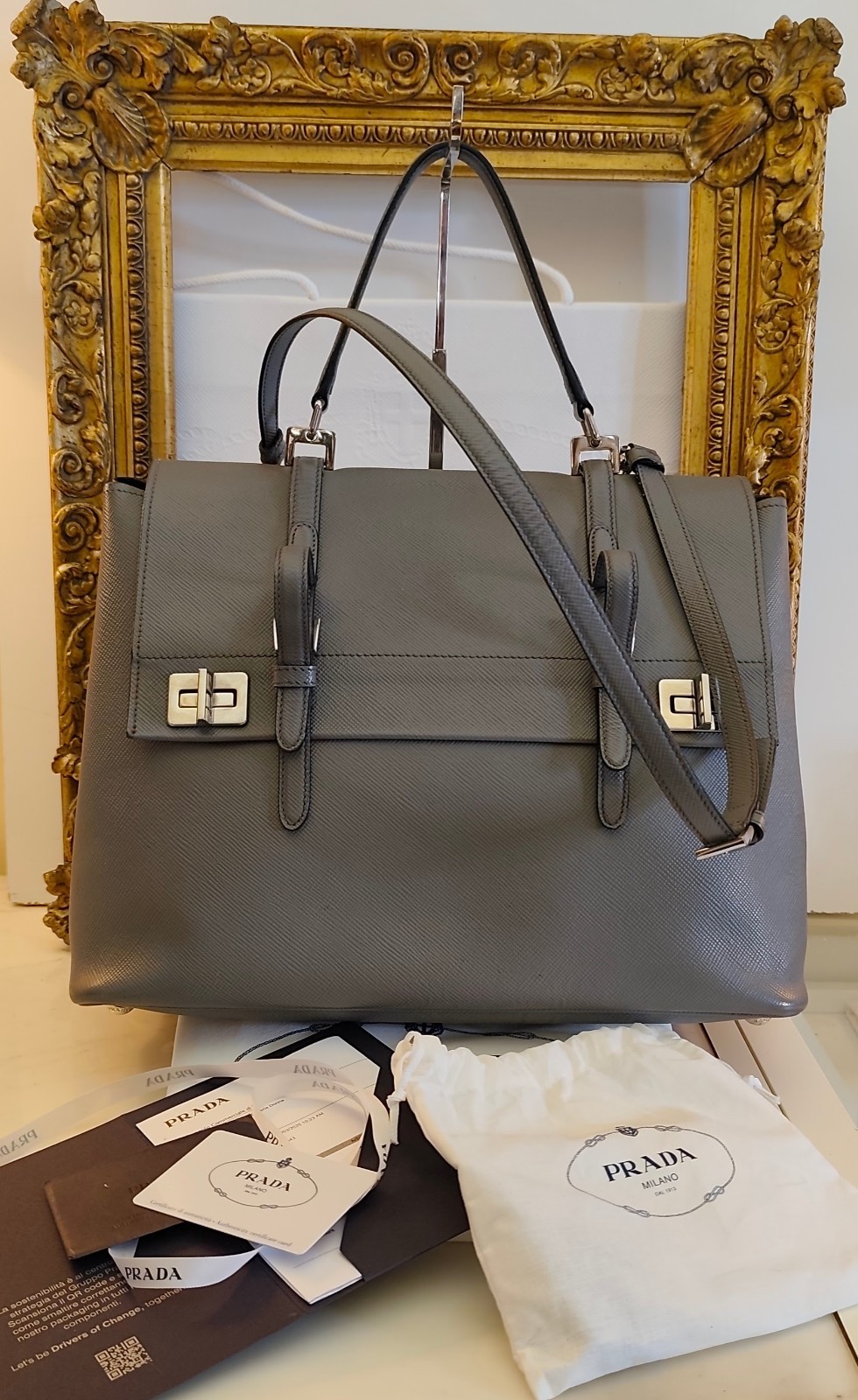 PRADA Bolso Cartuchera "Double Satchel" Dama Piel Saffiano Gris Perla