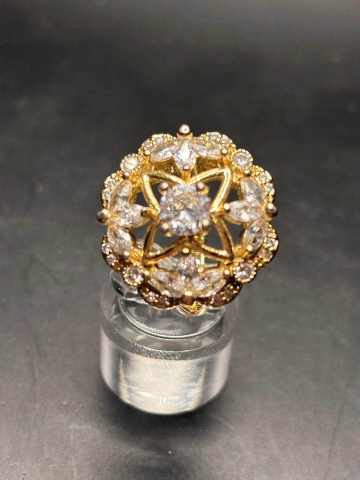 Precioso Anillo Cúpula Diseño Flor Circonita Transparente Relleno de Oro de la Más Alta Calidad  Foto 2 de 4