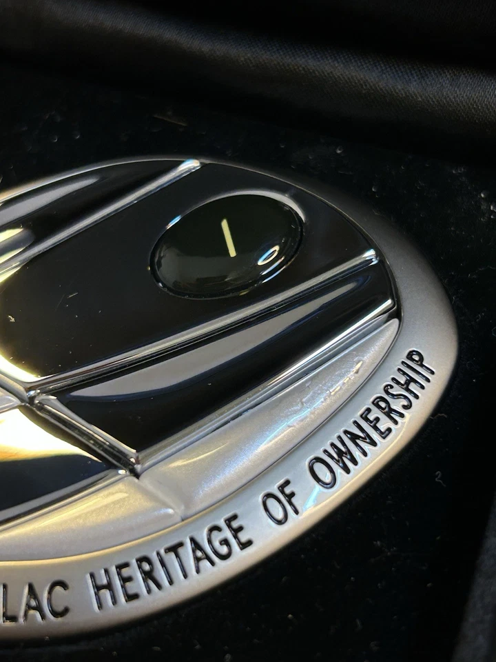 Cadillac Heritage of Ownership Grill Medallion con caja original Foto 2 de 4