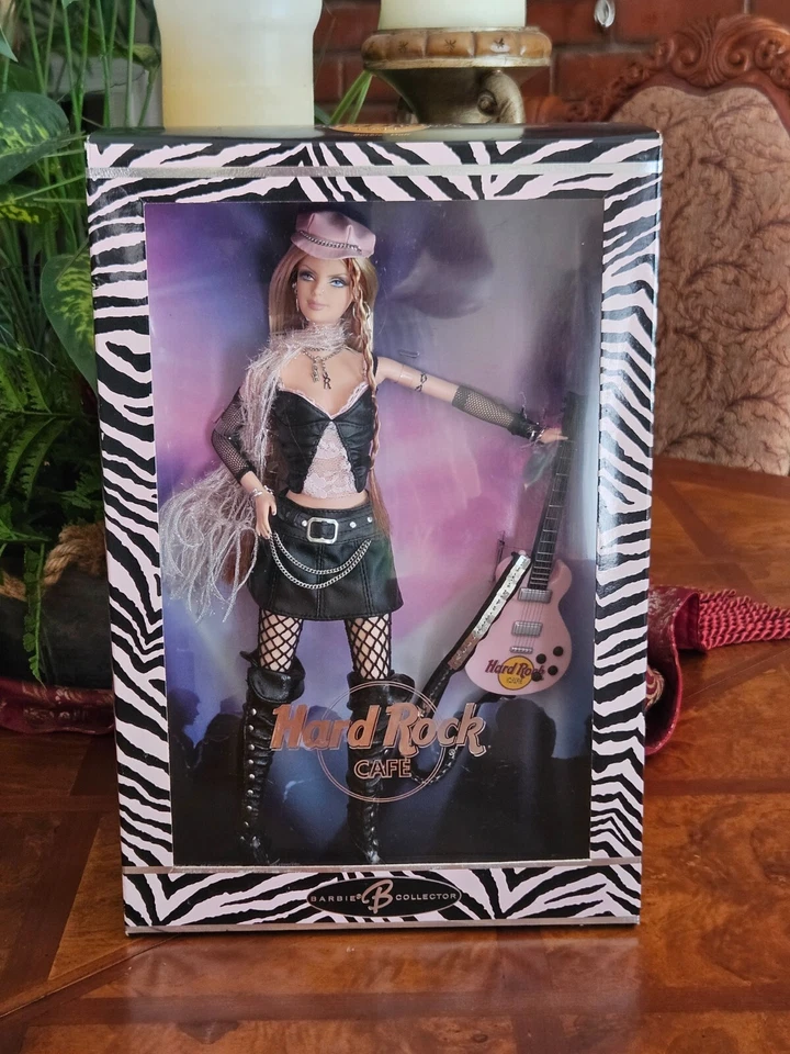 Barbie Hard Rock Cafe 2004 nova na caixa - 2ª da série 🎸 - Imagem 2 de 4