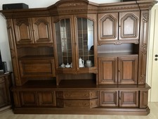 Wohnzimmerschrank,  B-285cm, einer H- 215 cm und einer Tiefe von 55 cm. 