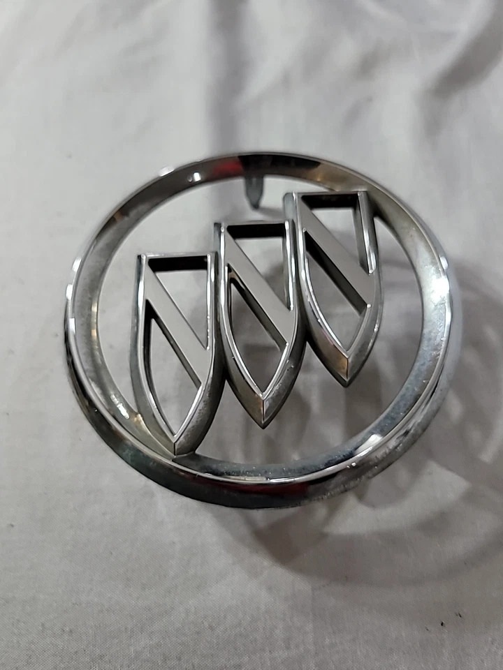 GM 10341582 Buick Lacrosse emblema parrilla delantera. 05/07 OEM USADO Foto 2 de 4