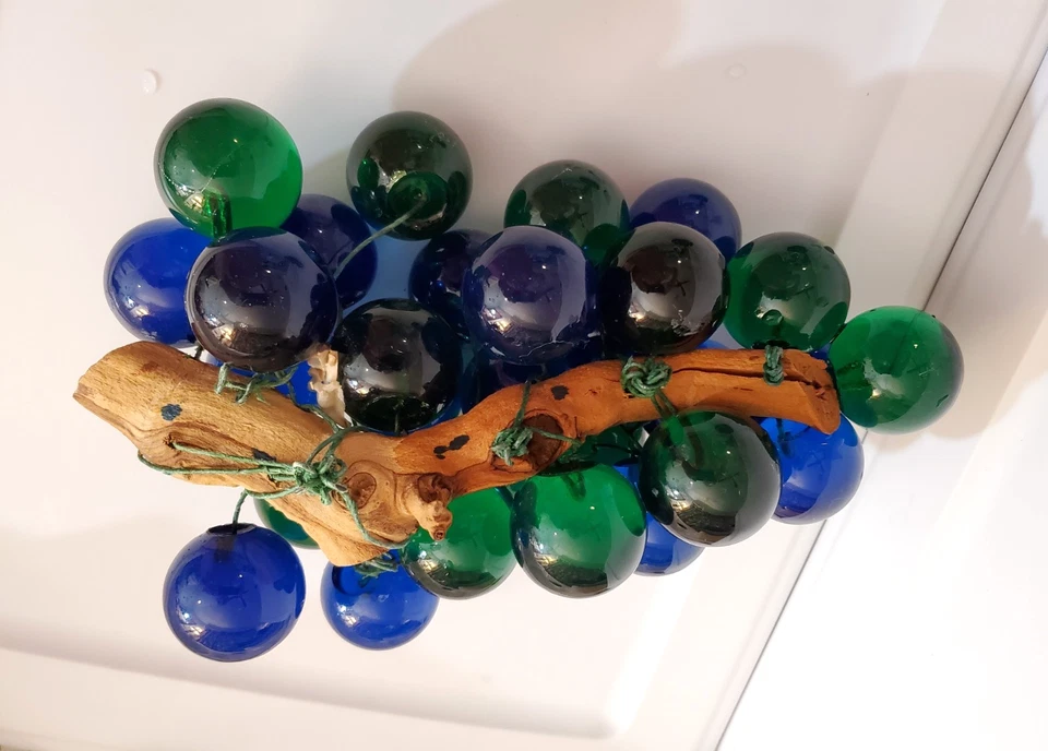 3 PCS VTG LARGE LUCITE BLUE & GREEN GRAPES CLUSTERS ON WOOD -MCM DECOR - Image 3 of 4