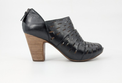 Clarks Artisan Bootie Womens 10 Black Leather Shootie Laser Cut Peep Art to Wear