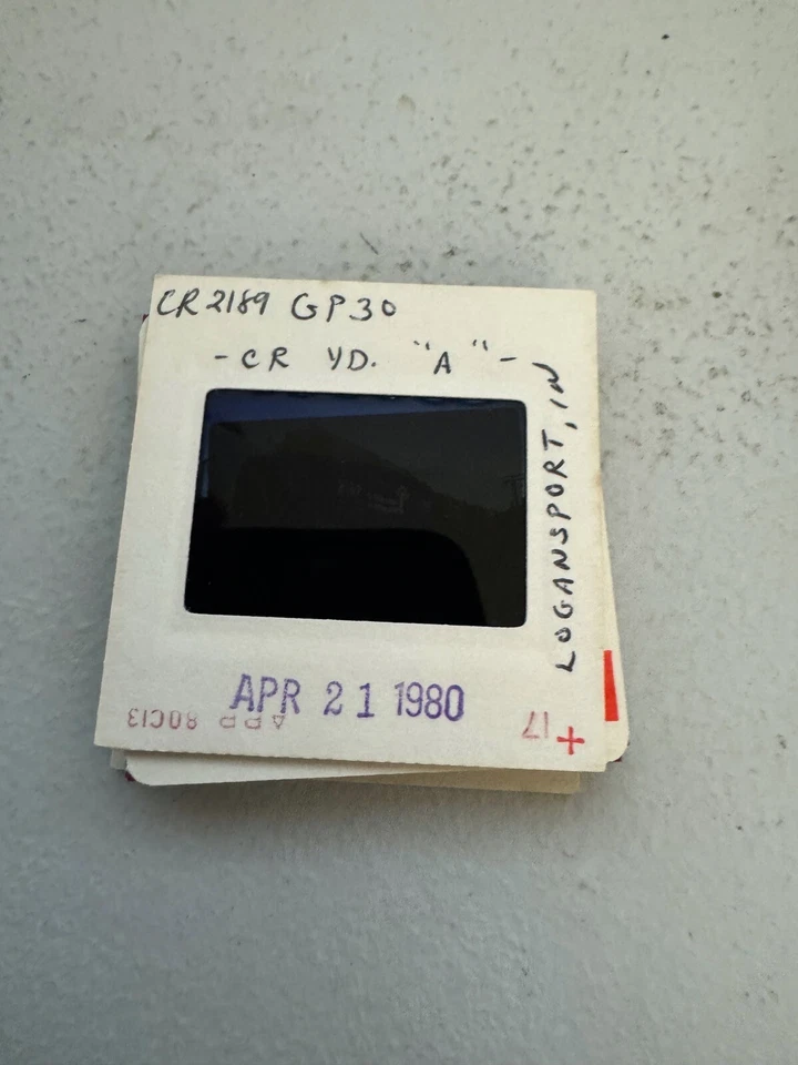 Diapositiva original CR #2189 EMD GP30 Conrail 1980 Logansport en TPW Foto 2 de 3