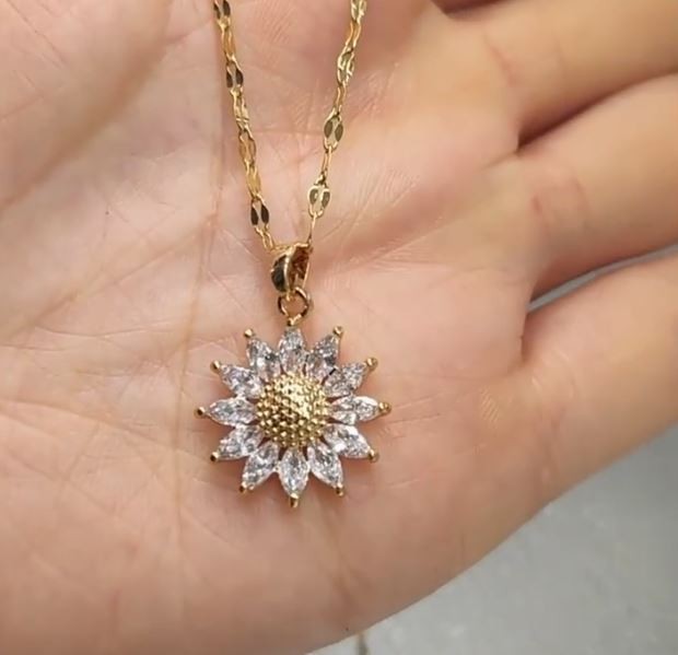 Collier doré tournesol en acier : le cadeau idéal pour femme avec sa chaîne or