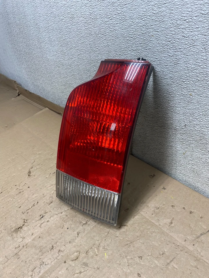 Lanterna traseira lateral esquerda Volvo Xc70 V70 2001 - 2004 fabricante de equipamento original U6938 DW - Imagem 2 de 4
