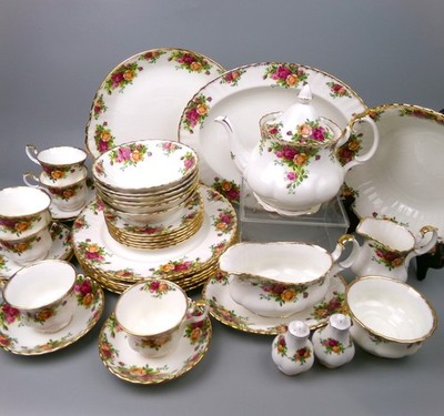 Royal Albert Service Set OLD COUNTRY ROSES. 6 Gedecke. Teller Schüsseln Tassen.