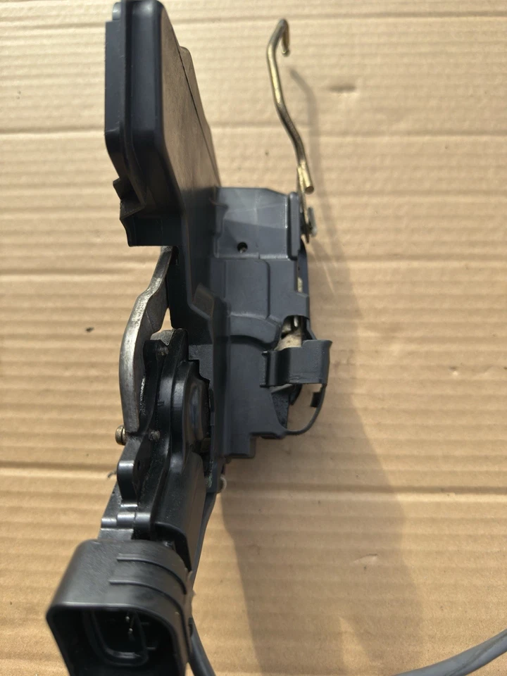 Actuador de cierre de puerta delantero izquierdo Toyota Camry 1997 a 2001 usado OEM Foto 4 de 4