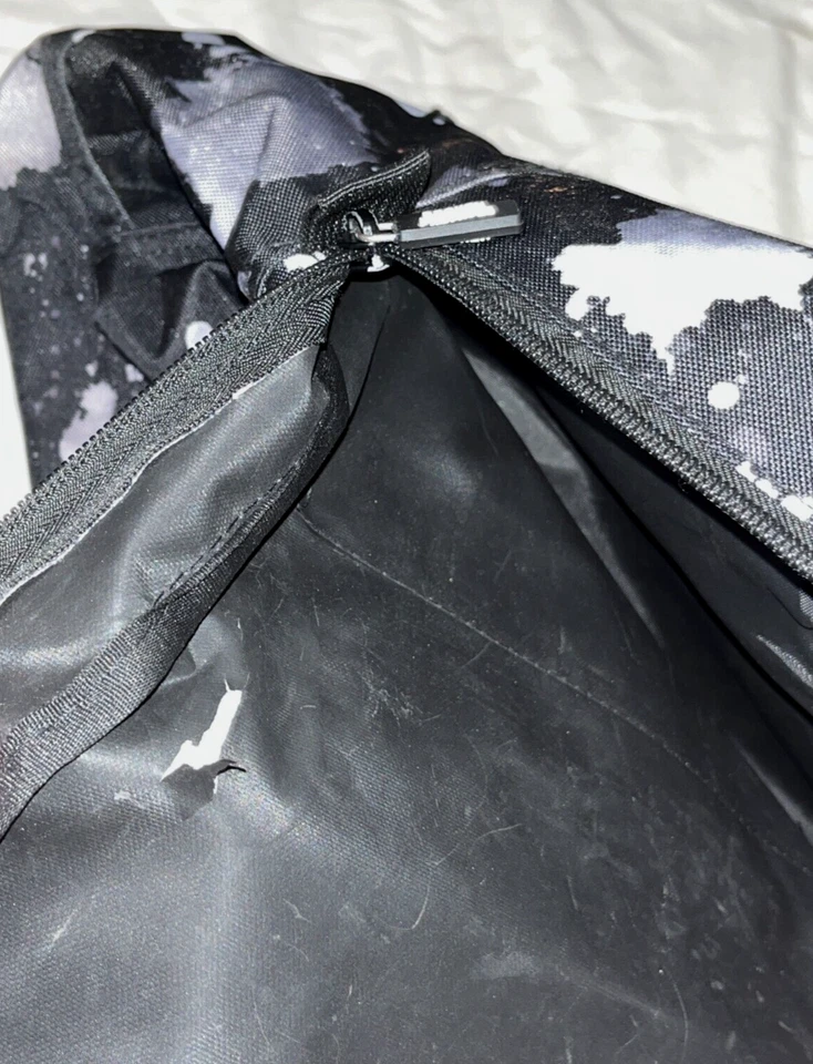 Broken Promises x Santa Cruz Skateboards Mochila Boneyard Paquete de manchas negras Foto 3 de 3