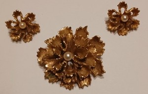 Vntg Gold Tone Pearl Center Lace Ruffled Jewelry Brooch Pin Earring Set