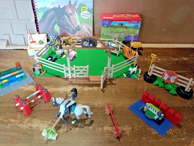 Schleich Pferd + Reiter Sattel Trense Showsprünge Bräutigam NEU Zäune für Stall Buch