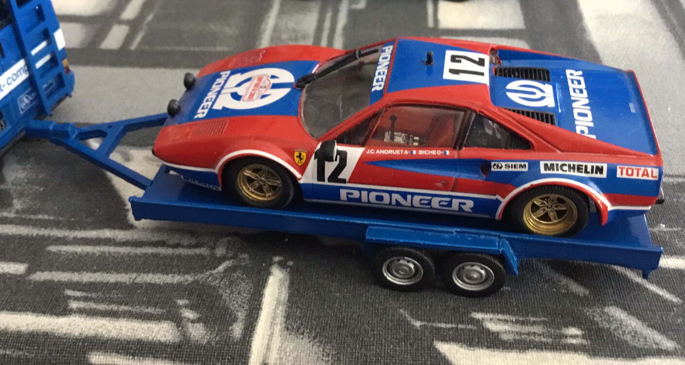 Remorque porte voiture Ferrari 308 GTB Andruet pour recréer l'assistance du rallye mythique 1/43