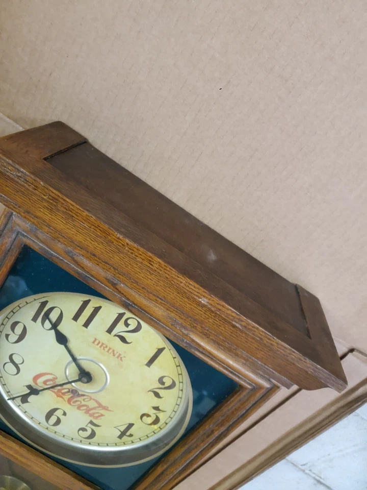 Vintage DRINK Coca Cola Clock In Bottles Battery Op Regulator Pendulum - Image 2 of 4