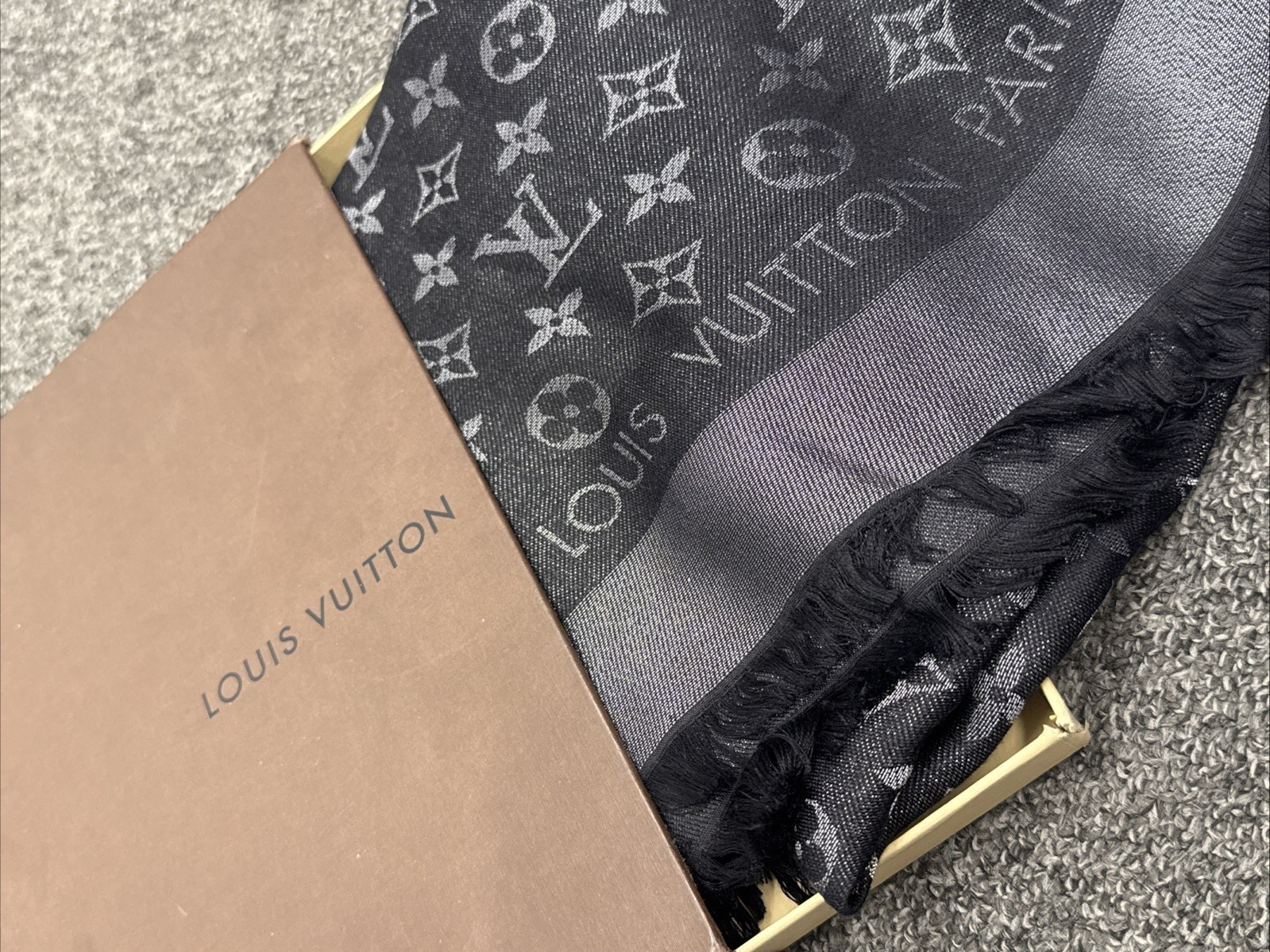 LOUIS VUITTON Shawl Monogram Shine - M75123 - Ref 5815-1-A