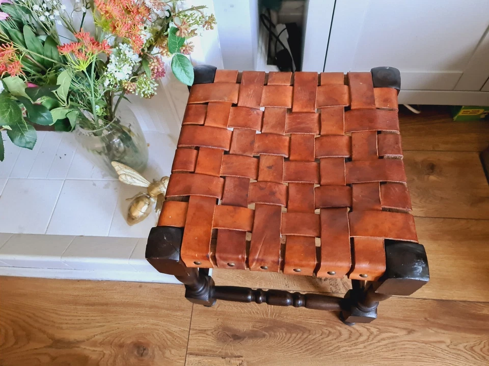 Taburete de madera de cuero antiguo asiento trenzado de cuero envejecido bronceado oscuro artículo raro Foto 2 de 4