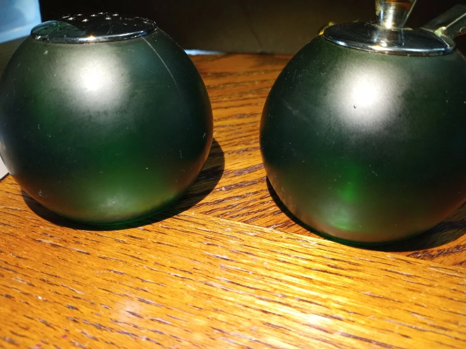 Зеленый круглый шарик солонка и перечница с кофемолкой - Изображение 2 из 4