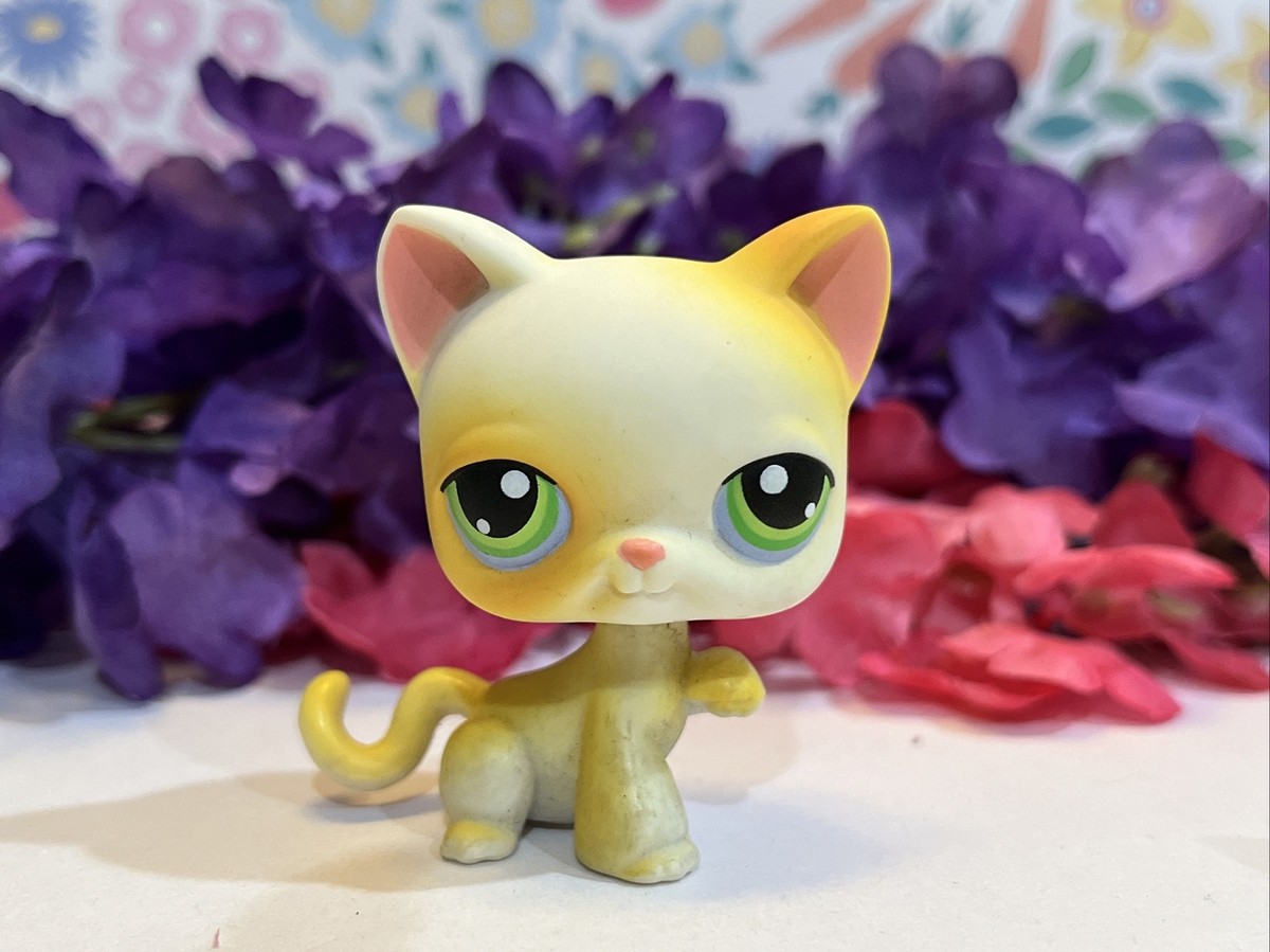 Littlest Pet Shop 73 LPS Authentic Yellow White Shorthair Paw Up