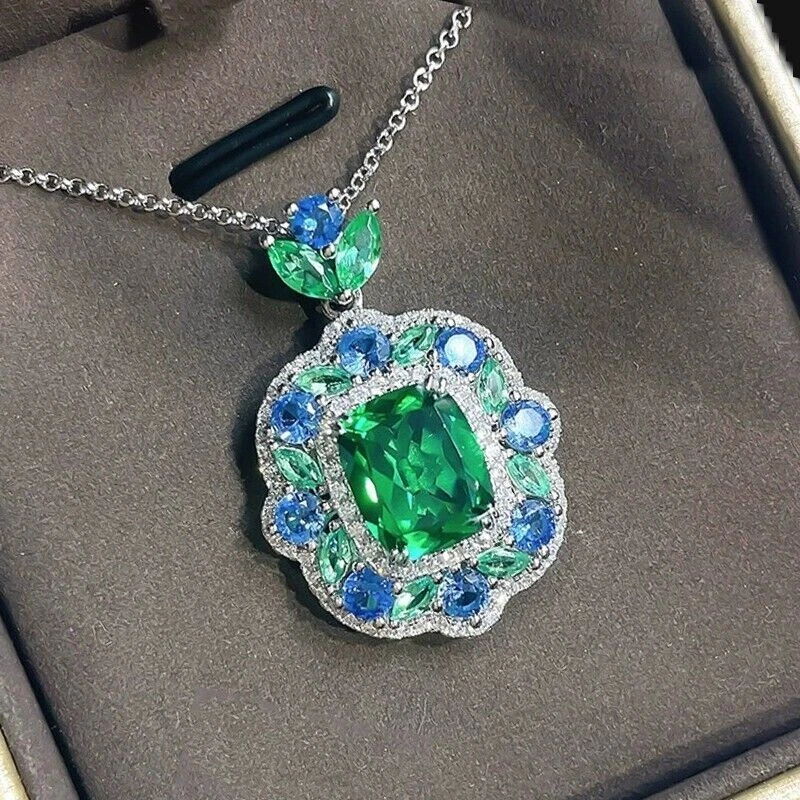 Collar colgante con halo de esmeralda y zafiro corte esmeralda de 4,80 quilates de oro blanco de 14 k Foto 4 de 4