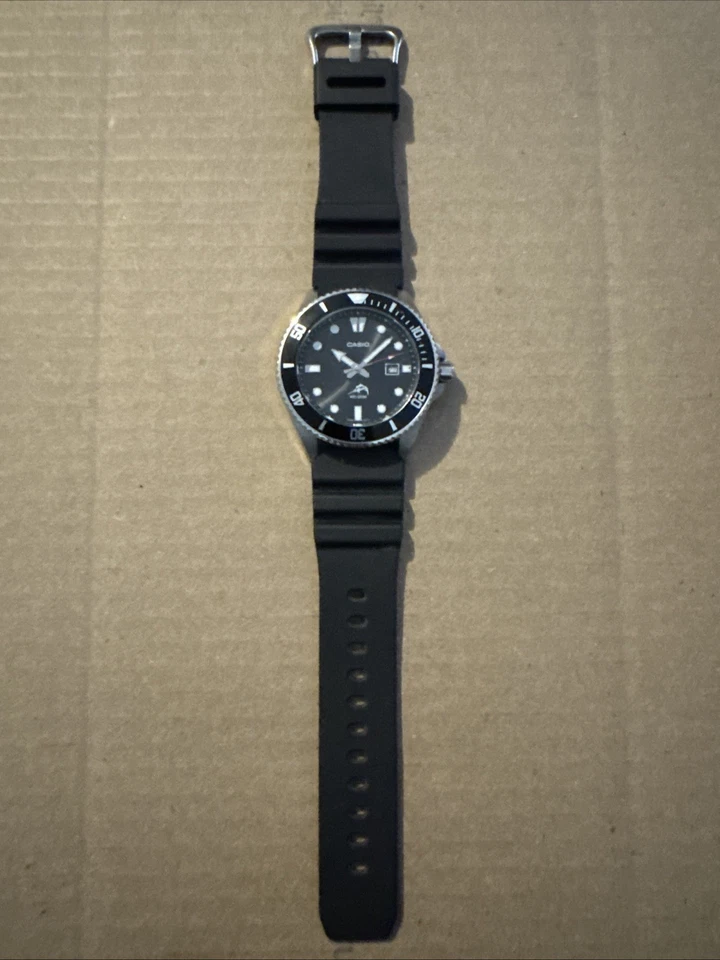 Reloj de buceo Casio MDV-106 de cuarzo con bisel negro y correa de goma de resina negra Foto 2 de 4