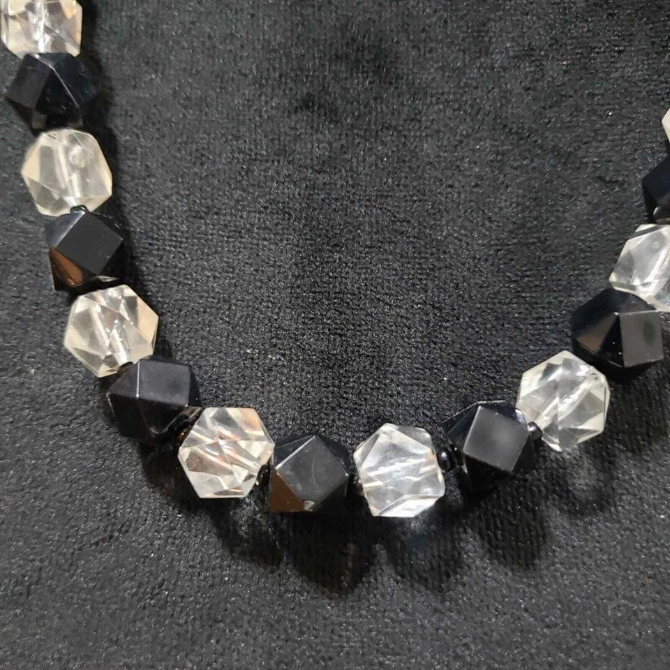 Gargantilla collar de cuentas de cristal facetado negro transparente Lucita para mujer cierre de anillo de resorte Foto 3 de 4