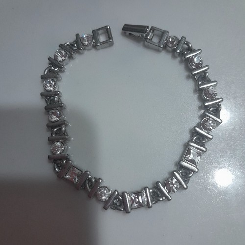NINE WEST SILVERTONE CLEAR RHINESTONE BRACELET 7.5 INCHES 