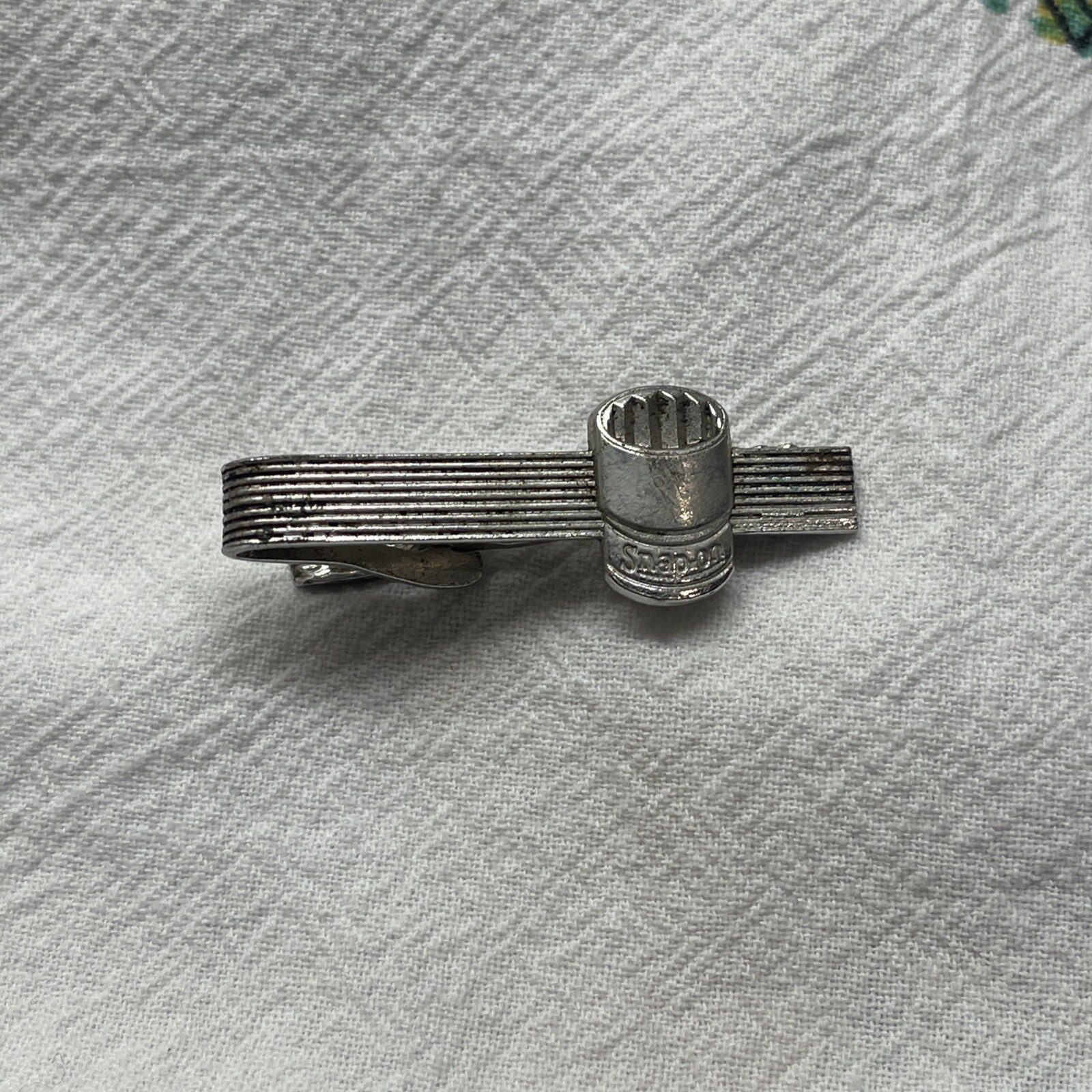 Pince à Cravate Vintage - Modèle Court (Tie Clip/Slide) - Finition Argentée (Silver Tone) - Occasion