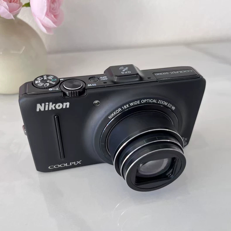 Nikon COOLPIX S9300 16.0MP Digital Camera 18x Optica Zoom