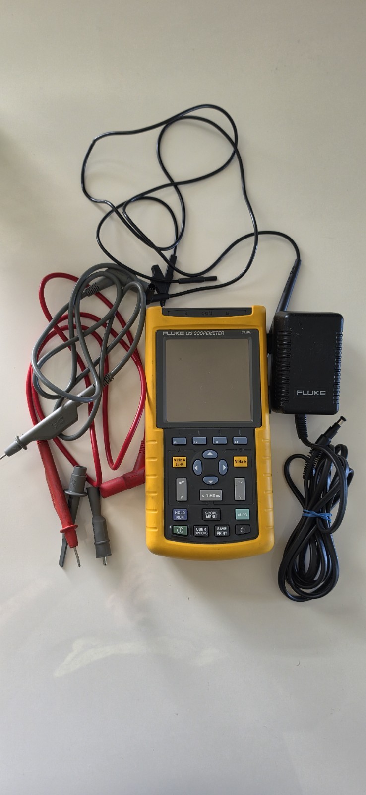 Fluke ScopeMeter 123 W/ Leads and Charging