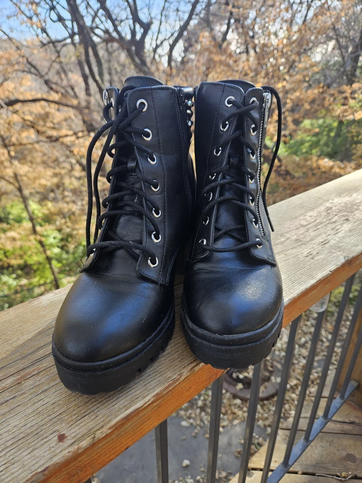 Botas No Boundaries NOBO pretas cravejadas tamanho 9 góticas grunge robustas com zíper e renda LIMPA - Imagem 3 de 4