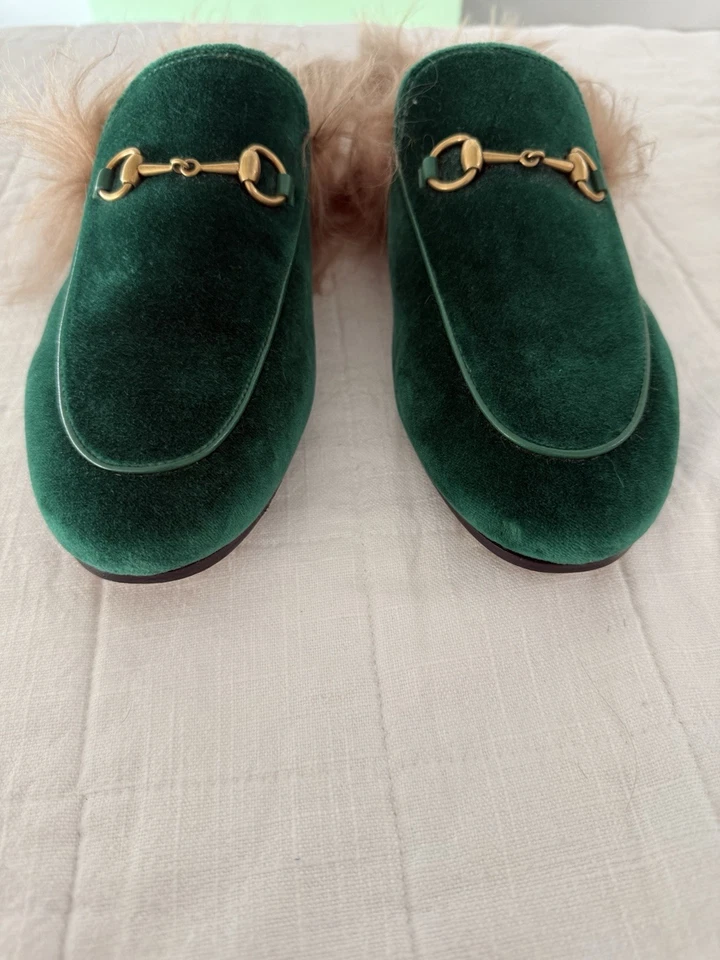 Zapatillas con ribete de piel de terciopelo verde Foto 2 de 4