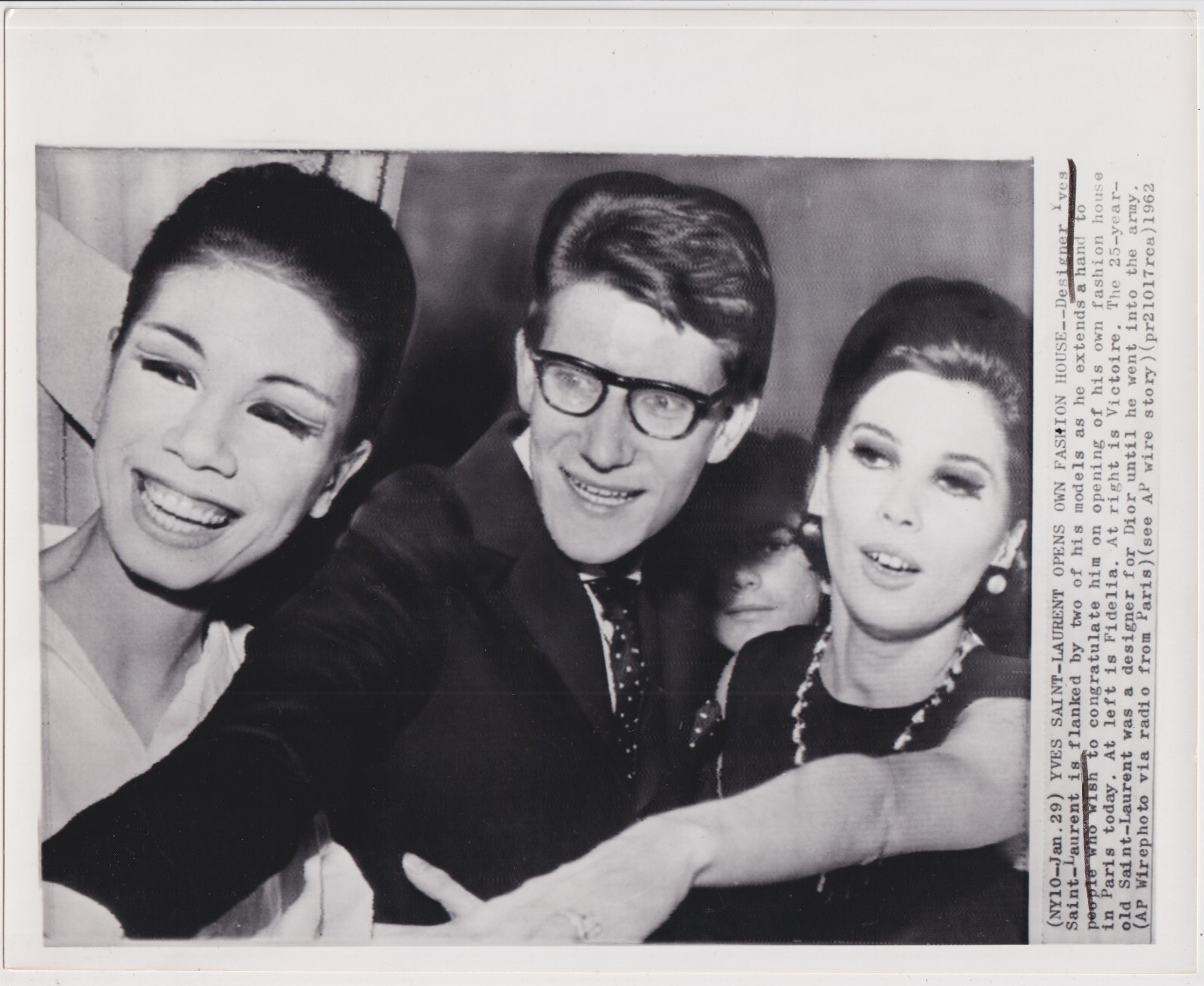 SAINT LAURENT YVES ST. LAURENT con MODELLI * PARIGI * Casa di moda VINTAGE 1962 foto