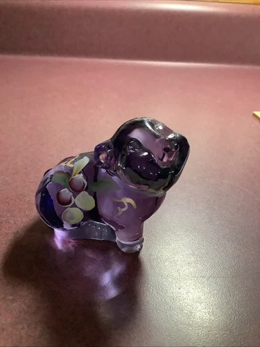 Fenton Art glass purple pig paperweight figurine painted by L. Everson