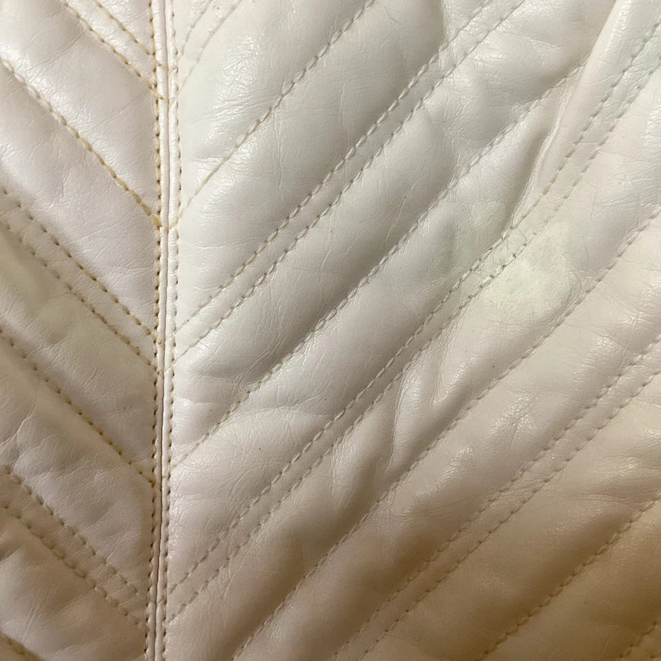 Marca. Bolso de Mano By Avon Blanco Acolchado con Dije de Bolso y Bufanda Incluidos Foto 4 de 4