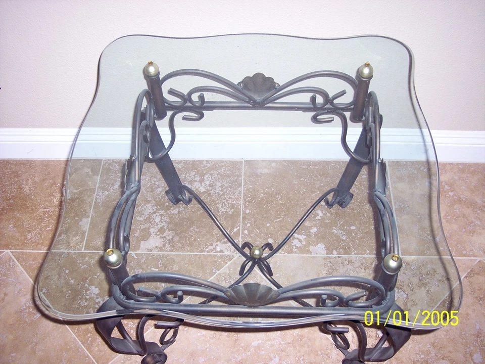 Mesa auxiliar de salón con tapa de vidrio de hierro forjado vidrio templado 27" x 27" x 27" Foto 3 de 3