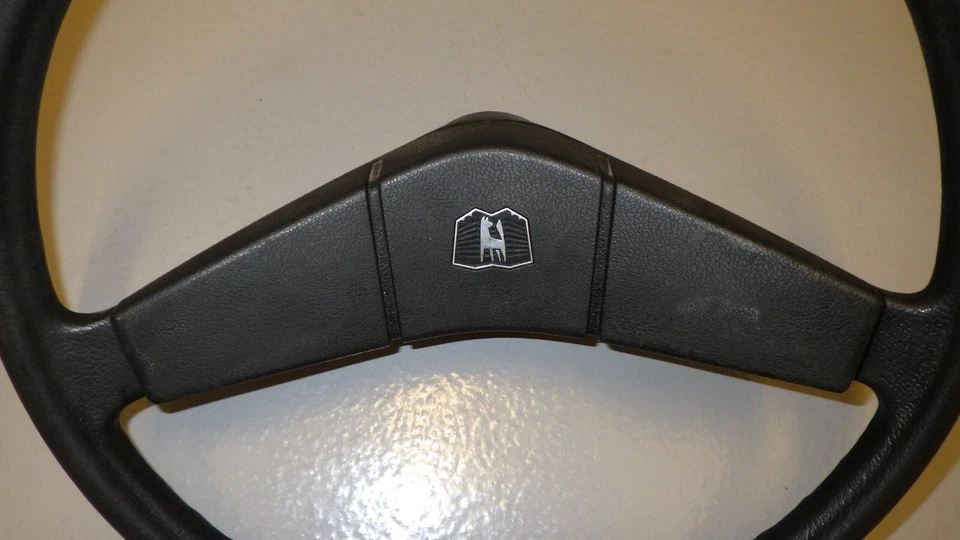 Volante "Wolfsburg" VW Polo I, 1975-1986 con el antiguo logotipo de VW "Wolf und Burg" Foto 2 de 4