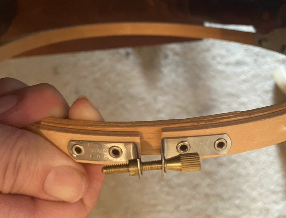 Vintage 9" embroidery cross stitch hoop on adjustable wood stand thumb screw - Image 4 of 4