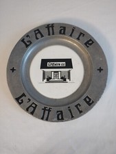 Assiette Métal Et Porcelaine Curiosité ''l'Affaire 22" Augusta NJ, USA  Bon Chef