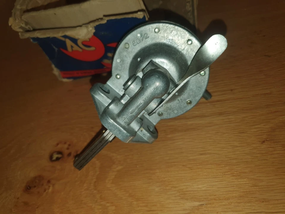 Mechanical fuel pump for SIMCA ARONDE 6072 AC DELCO FRANCE Foto 4 de 4