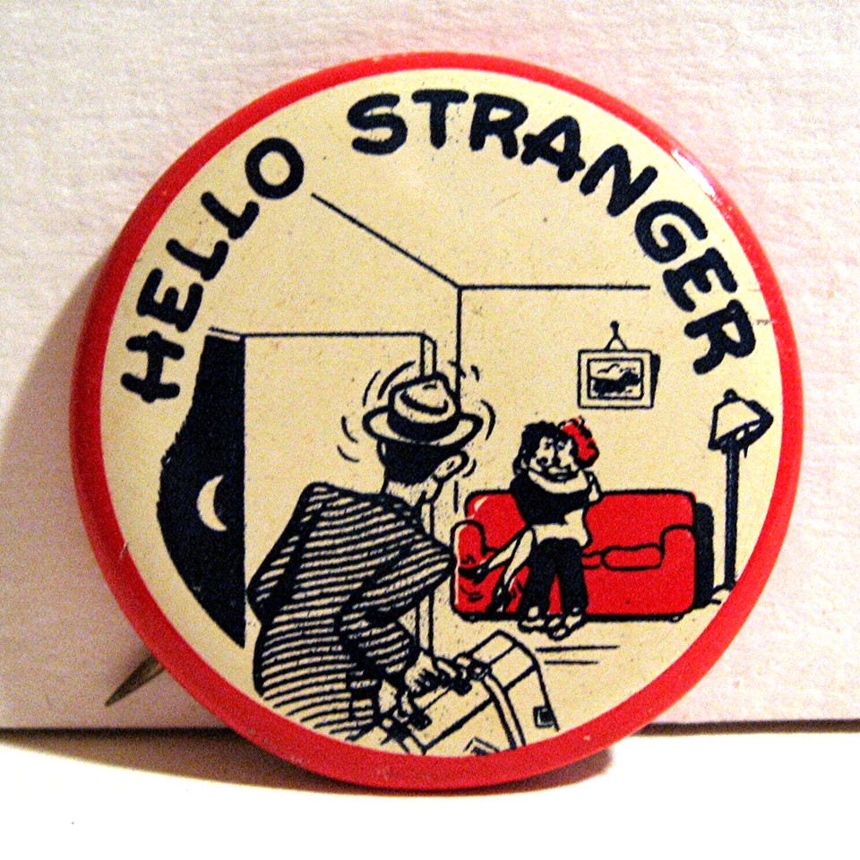 Deadstock 'Hello Stranger' novelty button from the 40s-50s — a wearable conversation starter with 80 years of charm baked in.