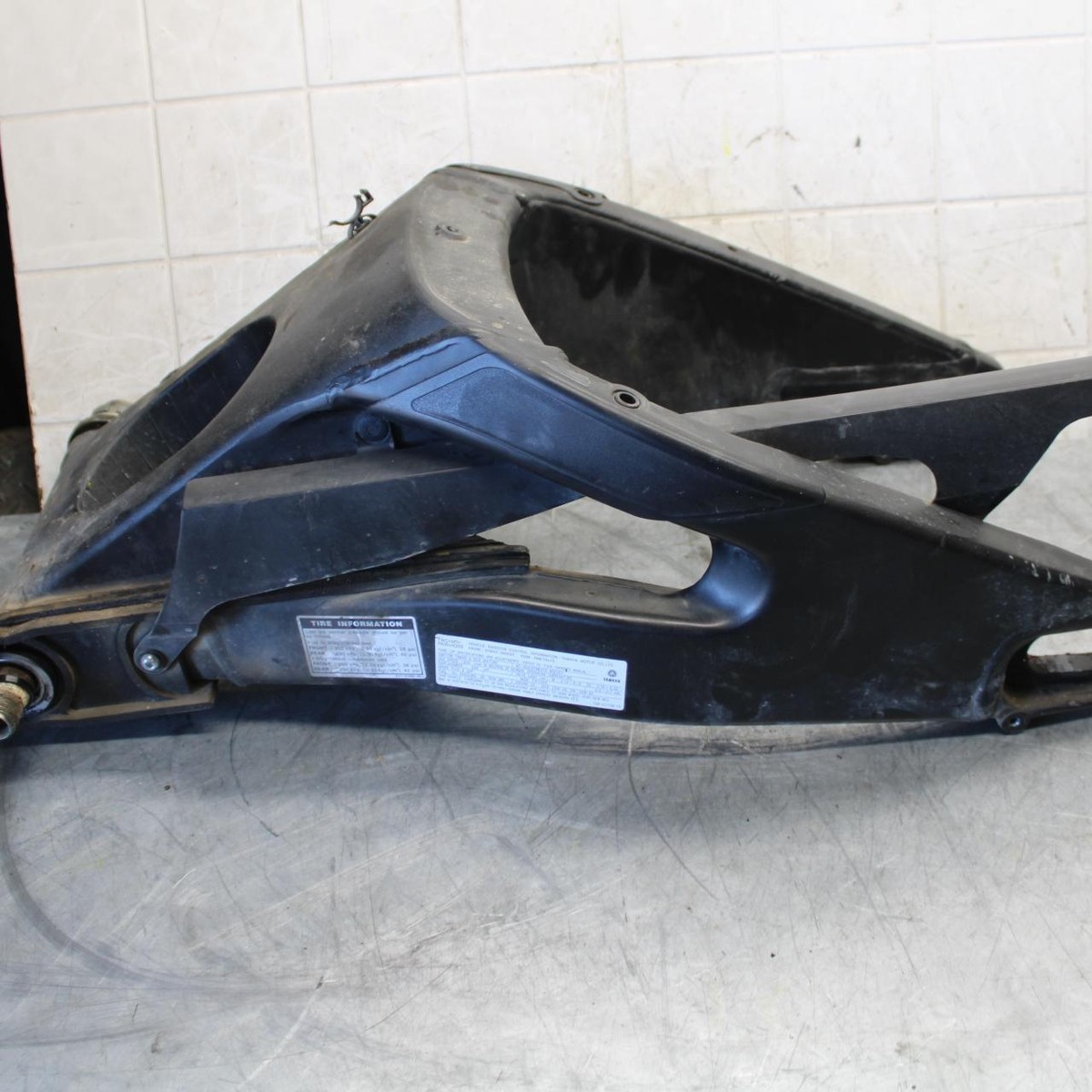 2009 Yamaha YZF R6 REAR SWINGARM BACK SUSPENSION SWING ARM 13S
