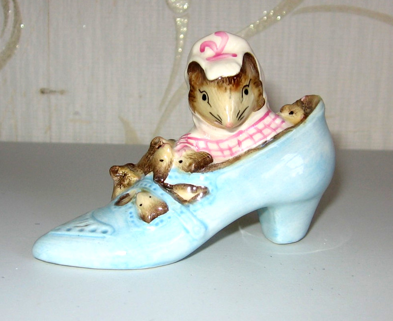 OLD WOMAN WHO LIVED IN A SHOE - Beatrix Potter - 1989 Royal Albert - MINT