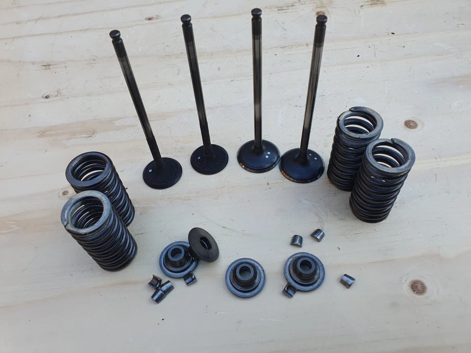 SUZUKI GSXR-750 W 1992-1995 CYLINDER HEAD EXHAUST / INTAKE VALVES - Image 2 of 4