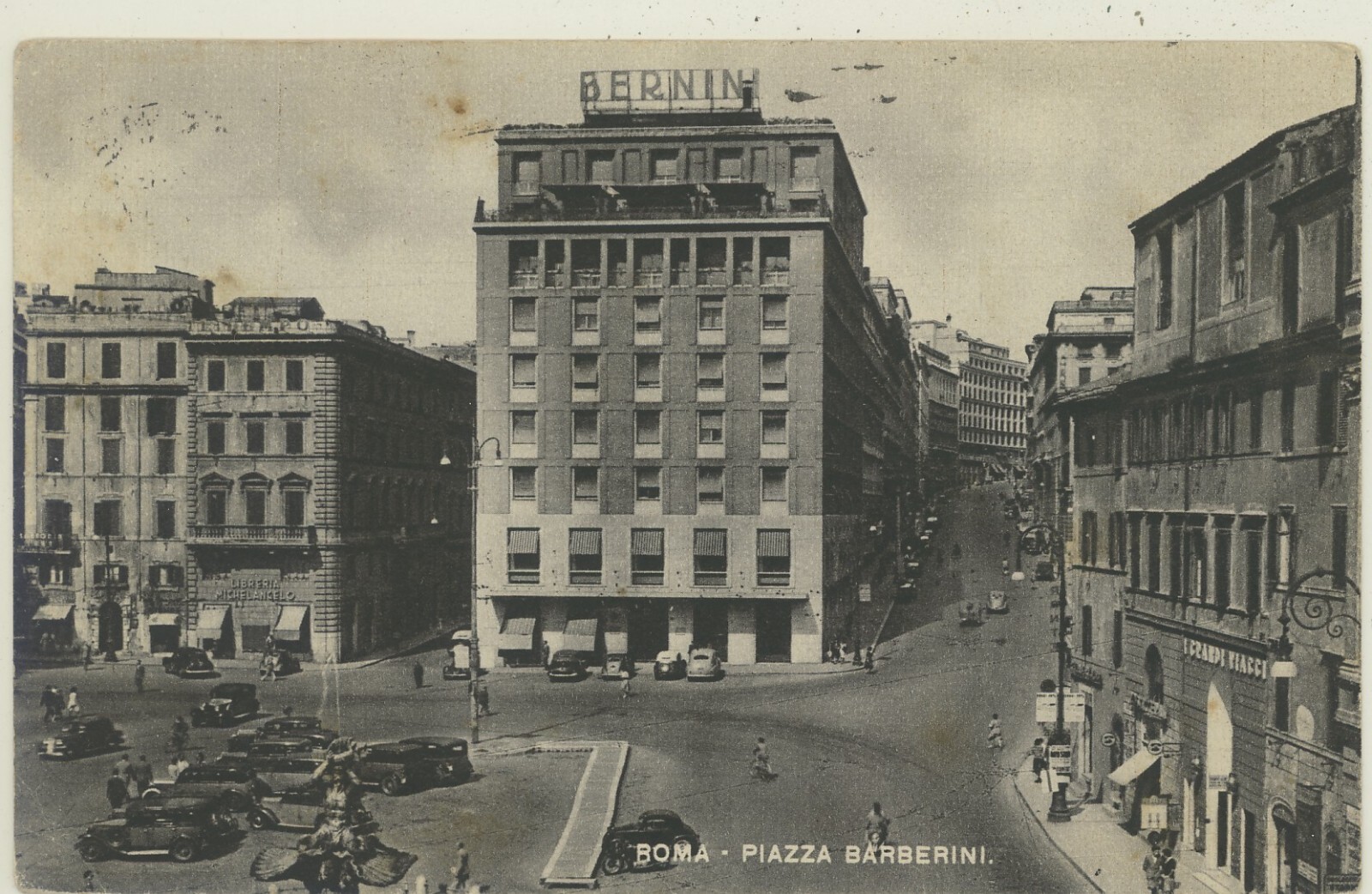 ROMA -PIAZZA BARBERINI ANIMATA AUTO CARTOLINA