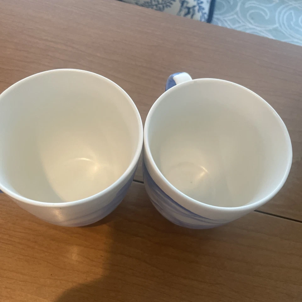 2 tazas Anthropologie ondas azules y blancas Foto 2 de 4