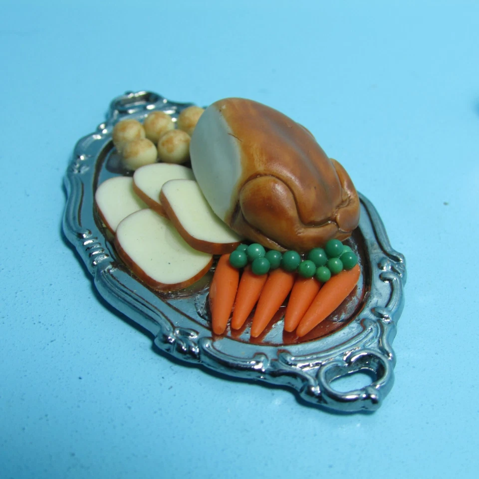 Cena de pavo miniatura para casa de muñecas con papas y zanahorias en plato IM66024 Foto 4 de 4