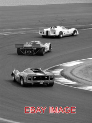 FOTO PORSCHE 917K VON PEARSON/MONTEVERDE UND DIE LOLA T70 MK3 VON BRYANT LAP A M